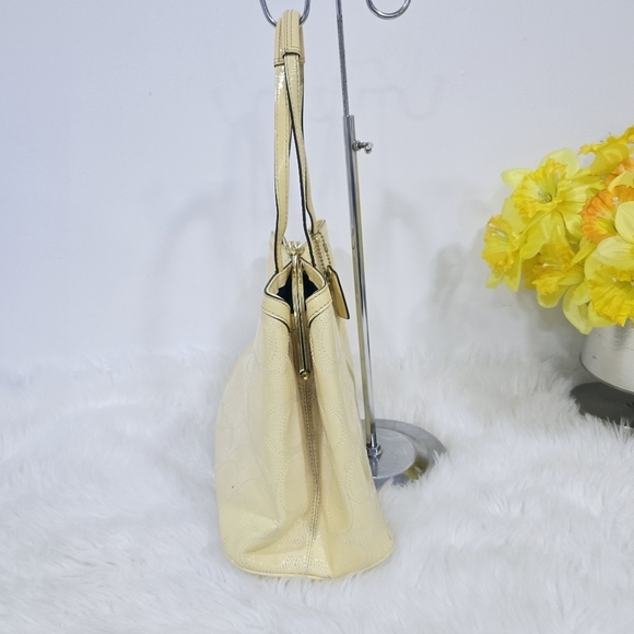 Coach yelow signature shoulder #19215 - Picture 6 of 11